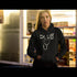 Frau mit Dr. Uff Hoodie